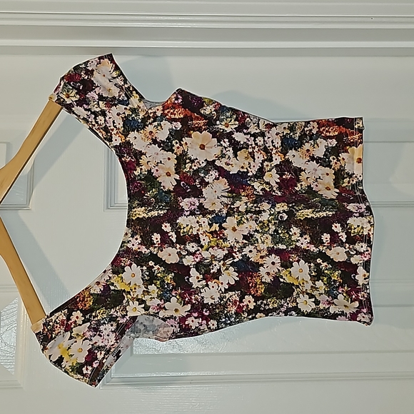 Guess Tops - NWOT Guess Size M top in flower print